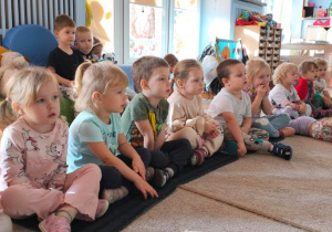 Dzieci oglądają teatrzyk