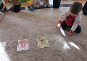 Dzieci szukają obrazków z postaciami