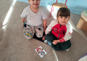 Dzieci układają pocięte obrazki