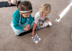 Dzieci układają pocięte obrazki