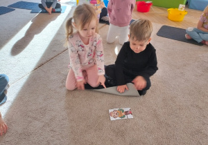 Dzieci układają pocięte obrazki