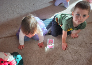 Dzieci układają pocięte obrazki