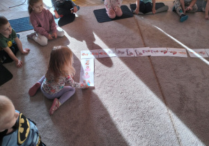 Dzieci układają domino z postaciami z bajek