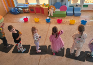 Dzieci rzucają do celu