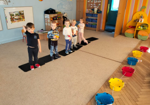 Dzieci rzucają do celu