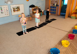 Dzieci rzucają do celu