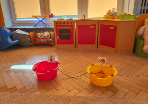 Dzieci rzucają do celu