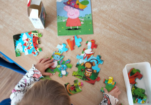 Dziewczynka układa puzzle