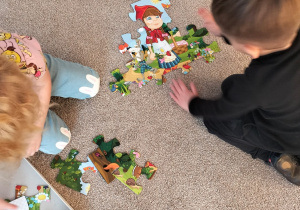 Dzieci układają puzzle