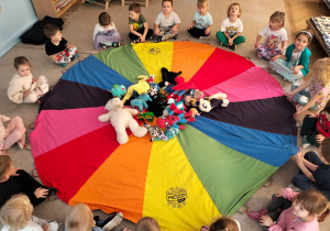 Zabawa z chustą animacyjną i pluszakami