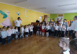 Dzieci śpiewają Hymn Polski