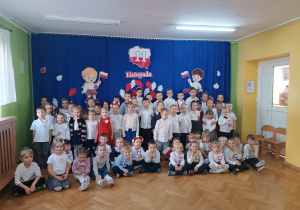 Dzieci z wszystkich grup na wspólnym zdjęciu