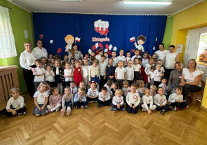 Dzieci i nauczyciele z wszystkich grup na wspólnym zdjęciu