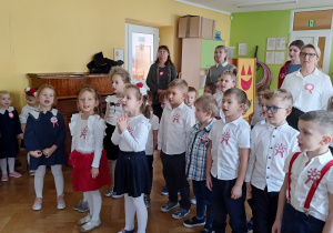 Śpiewanie Hymnu przez dzieci i pracowników przedszkola.