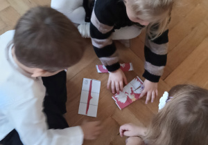 Dzieci układają godło Polski