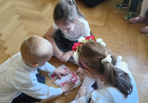 Dzieci układają godło Polski