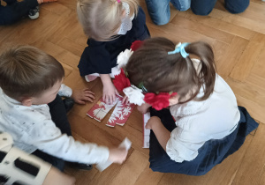 Dzieci układają godło Polski