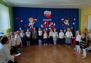 Dzieci z grupy drugiej prezentują piosenkę patriotyczną.