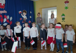 Dzieci z grupy trzeciej prezentują piosenkę patriotyczną.
