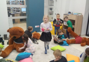 Wizyta w bibliotece "Rozgrywka"- zabawy z pracownikami w kąciku książek dla dzieci.