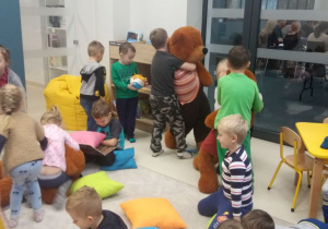Wizyta w bibliotece "Rozgrywka"- zabawy z pracownikami w kąciku książek dla dzieci.