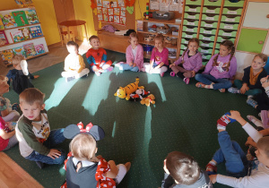 Dzieci z grupy II biorą udział w zabawach z okazji Dnia Postaci z Bajki