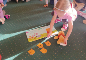 Dzieci z grupy II biorą udział w zabawach z okazji Dnia Postaci z Bajki