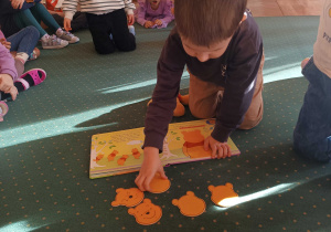 Dzieci z grupy II biorą udział w zabawach z okazji Dnia Postaci z Bajki