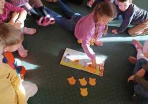 Dzieci z grupy II biorą udział w zabawach z okazji Dnia Postaci z Bajki