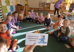 Dzieci z grupy II biorą udział w zabawach z okazji Dnia Postaci z Bajki