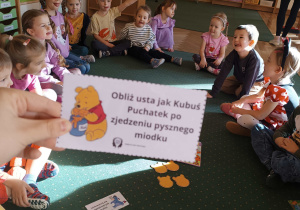 Dzieci z grupy II biorą udział w zabawach z okazji Dnia Postaci z Bajki