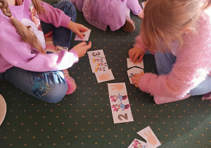 Dzieci z grupy II biorą udział w zabawach z okazji Dnia Postaci z Bajki