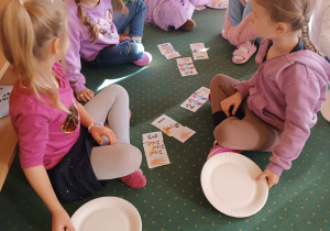 Dzieci z grupy II biorą udział w zabawach z okazji Dnia Postaci z Bajki