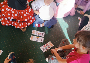 Dzieci z grupy II biorą udział w zabawach z okazji Dnia Postaci z Bajki