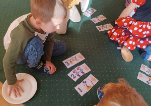 Dzieci z grupy II biorą udział w zabawach z okazji Dnia Postaci z Bajki