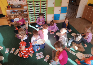 Dzieci z grupy II biorą udział w zabawach z okazji Dnia Postaci z Bajki