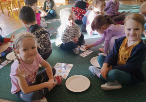 Dzieci z grupy II biorą udział w zabawach z okazji Dnia Postaci z Bajki