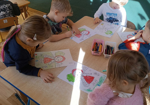 Dzieci z grupy II biorą udział w zabawach z okazji Dnia Postaci z Bajki