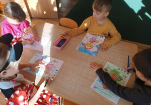 Dzieci z grupy II biorą udział w zabawach z okazji Dnia Postaci z Bajki