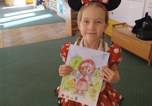 Dzieci z grupy II biorą udział w zabawach z okazji Dnia Postaci z Bajki