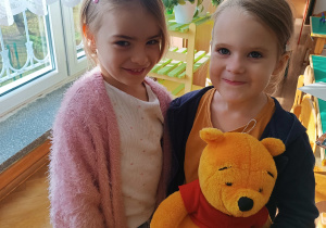 Dzieci z grupy II biorą udział w zabawach z okazji Dnia Postaci z Bajki