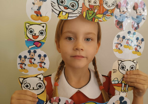 Dzieci z grupy II biorą udział w zabawach z okazji Dnia Postaci z Bajki