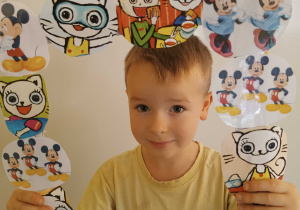 Dzieci z grupy II biorą udział w zabawach z okazji Dnia Postaci z Bajki