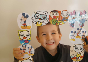 Dzieci z grupy II biorą udział w zabawach z okazji Dnia Postaci z Bajki