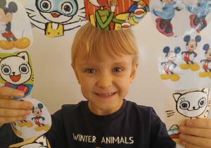 Dzieci z grupy II biorą udział w zabawach z okazji Dnia Postaci z Bajki