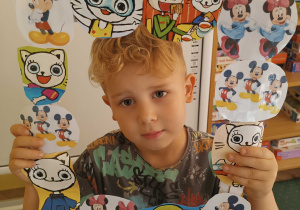 Dzieci z grupy II biorą udział w zabawach z okazji Dnia Postaci z Bajki