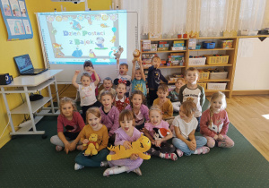 Dzieci z grupy II biorą udział w zabawach z okazji Dnia Postaci z Bajki