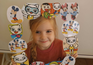 Dzieci z grupy II biorą udział w zabawach z okazji Dnia Postaci z Bajki