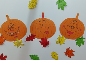 Dekoracje na tablicy. Dynie i jesienne liście.