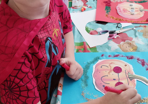 Dzieci wykonują pracę plastyczną - ozdabiają papierowe dynie.